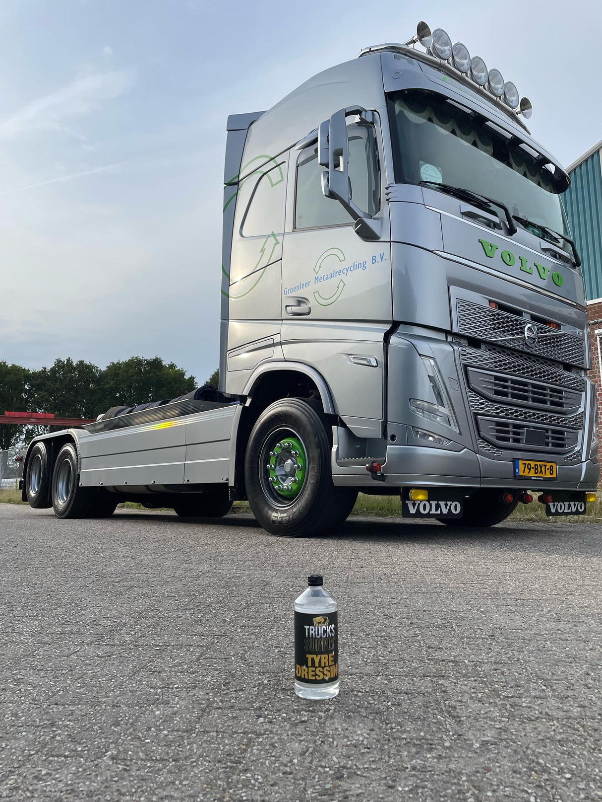 Banden zwart presentatie voor Volvo Vrachtwagen met zwarte banden door de bandenzwart van truckssupply.nl